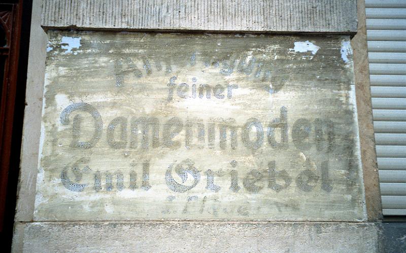Pirna, Lauterbachstr. 1, 6.11.2000.jpg - Anfertigung feiner Damenmoden - Emil Griebel, I. Etage.